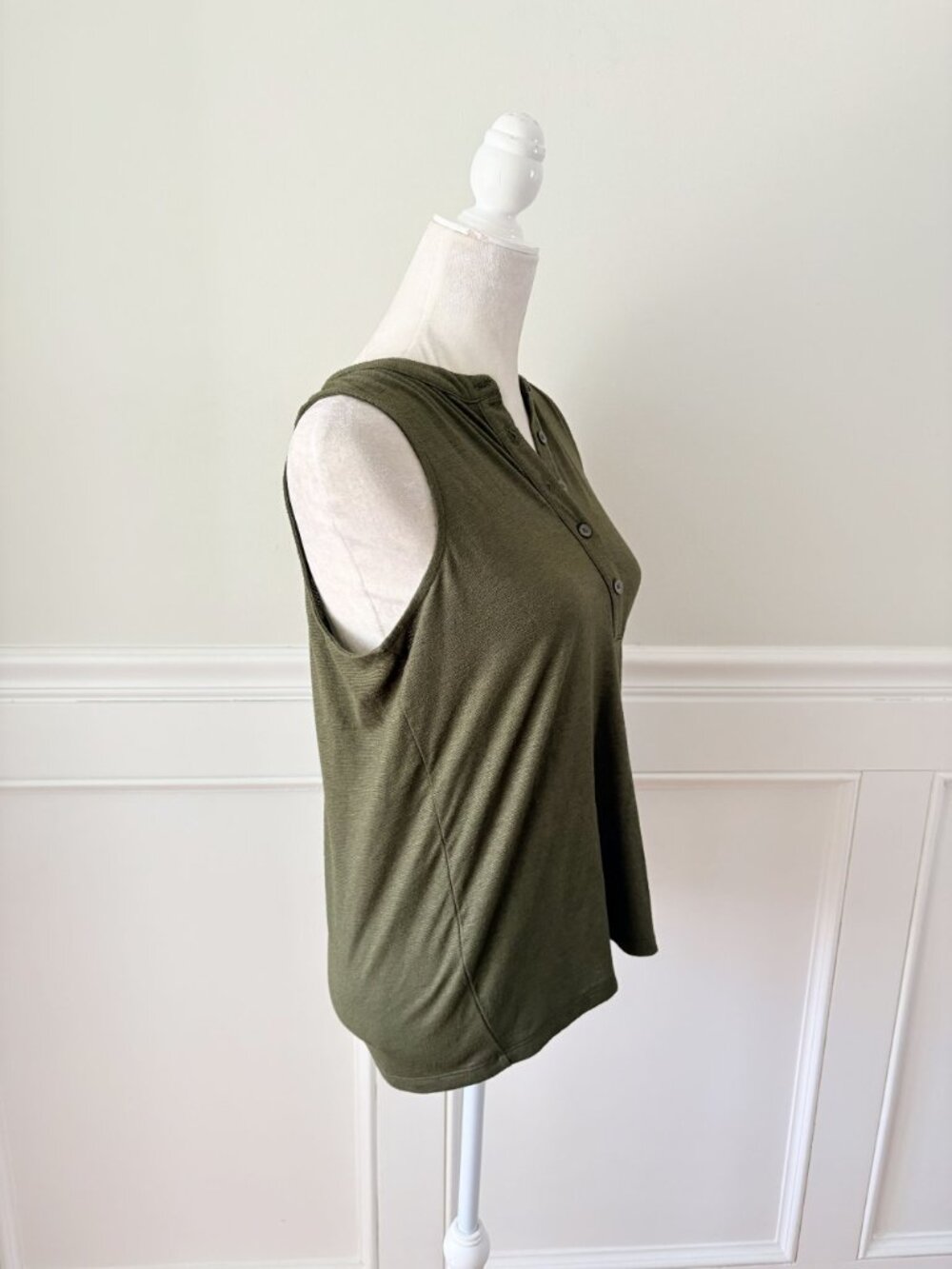 Banana Republic Sleeveless Olive Green Button-Front Tank Top M - Picture 3 of 6